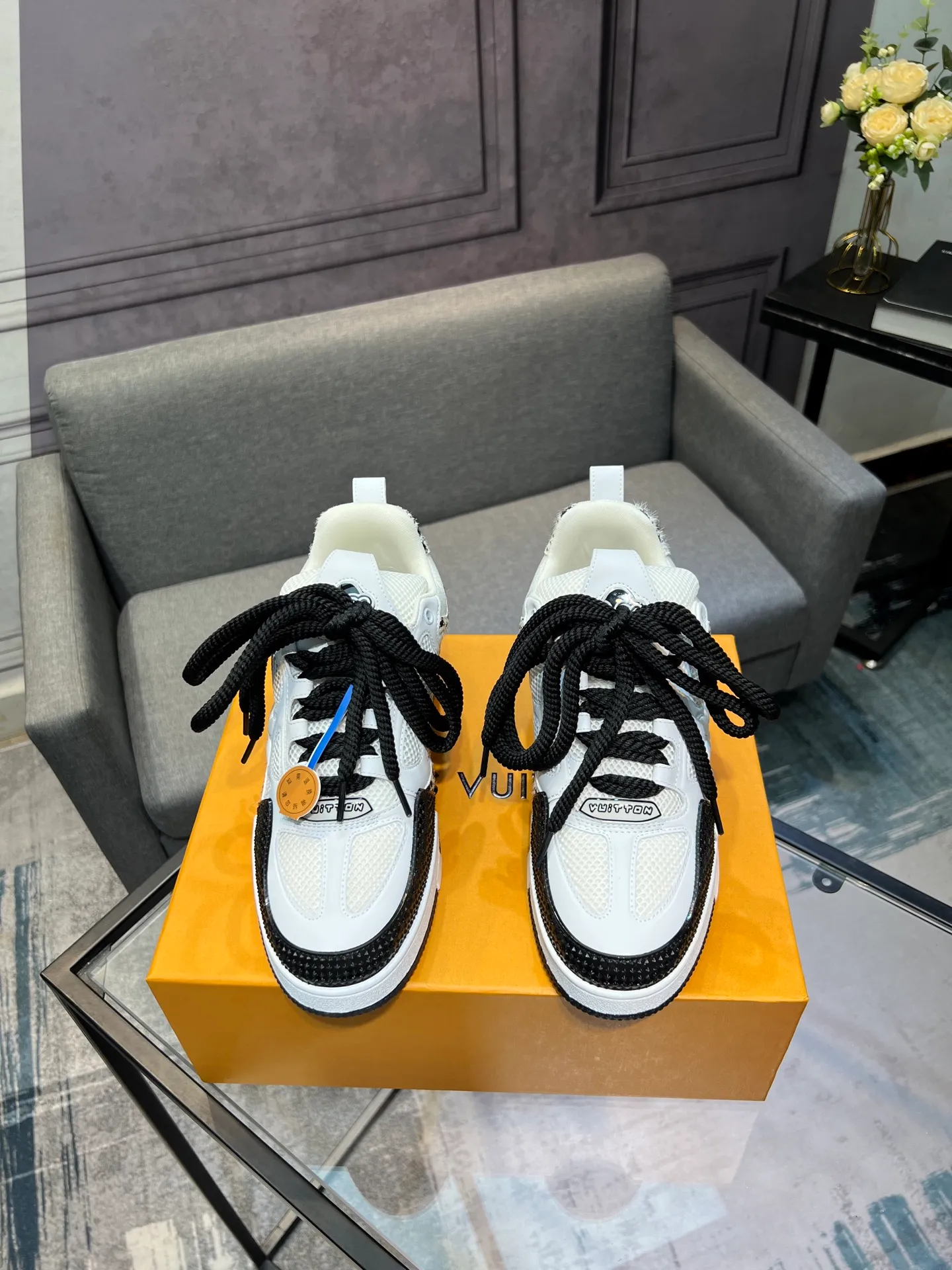 Men's men's shoes💰800 LV top version new style purchasing quality LV~Louis Vuitton LV TRAINER's best-looking sneakers, donkey brand strongly promotes new products, official website limited edition retro basketball sneakers! Both high-top and low-top models spent money to purchase 1:1 accurate reproductions of the originals. The details are invincible and full of sincerity. The imported custom-made original cowhide leather is the same as the original package. The details are 100% restored. The private model customizes the original one-piece TPU outsole. It is different from other brands. Without the original version, this effect cannot be achieved!                Men's and women's models 35-40 39-45 (46 is custom-made and cannot be returned or exchanged)